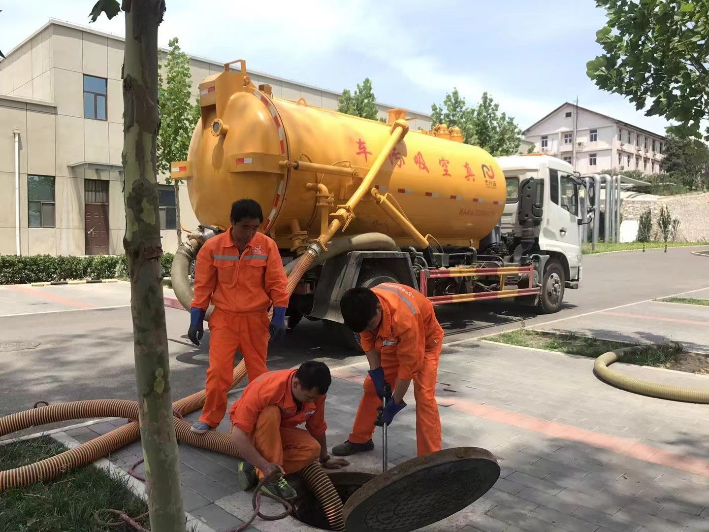 新祺周管道疏通车停在窨井附近