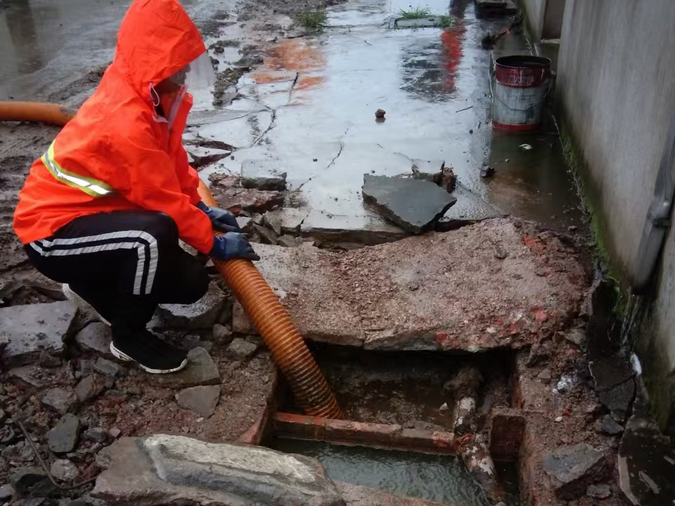 新祺周专业清理污水池 炜誉市政以规范流程守护城市 “肠道”