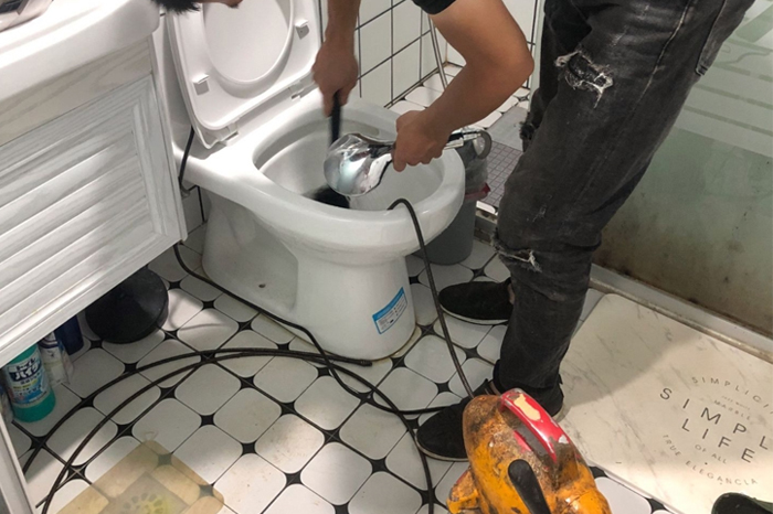 新祺周马桶堵塞自己疏通还是找师傅？专业上门服务让你省时更省心